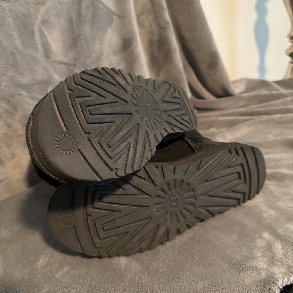 UGG Boots - Picture 3 of 4